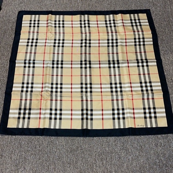 Burberry 💯 silk like new - Picture 1 of 7